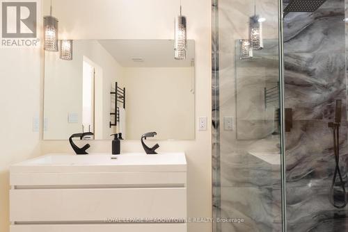 9 Bruton St, Thorold, ON - Indoor Photo Showing Bathroom