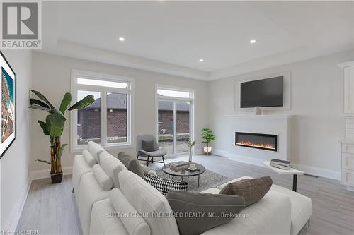 4 Bouw Place, Dutton/Dunwich, ON - Indoor Photo Showing Living Room With Fireplace