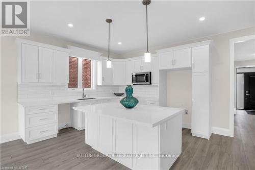 4 Bouw Place, Dutton/Dunwich, ON - Indoor Photo Showing Kitchen With Upgraded Kitchen