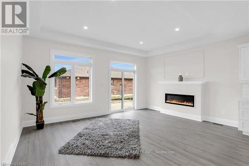 4 Bouw Place, Dutton/Dunwich, ON - Indoor Photo Showing Living Room With Fireplace