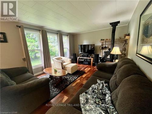 179 Warner Bay Road, Northern Bruce Peninsula, ON - Indoor Photo Showing Living Room