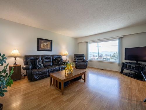 3173 Phillips Road, Vernon, BC - Indoor Photo Showing Living Room