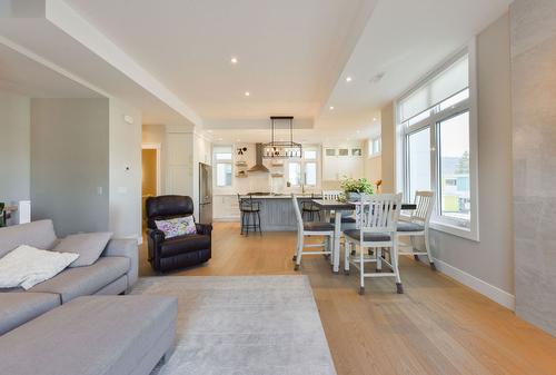 101-222 Lee Avenue, Penticton, BC - Indoor Photo Showing Living Room