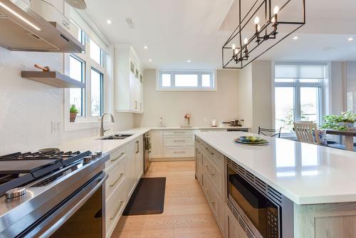 101-222 Lee Avenue, Penticton, BC - Indoor Photo Showing Kitchen With Double Sink With Upgraded Kitchen