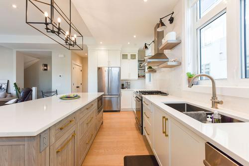 101-222 Lee Avenue, Penticton, BC - Indoor Photo Showing Kitchen With Double Sink With Upgraded Kitchen