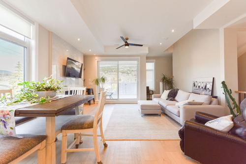 101-222 Lee Avenue, Penticton, BC - Indoor Photo Showing Living Room