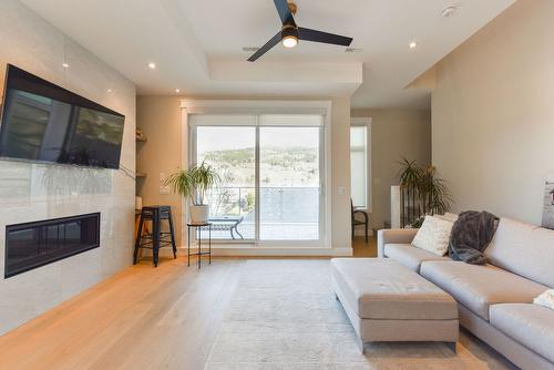 101-222 Lee Avenue, Penticton, BC - Indoor Photo Showing Living Room With Fireplace