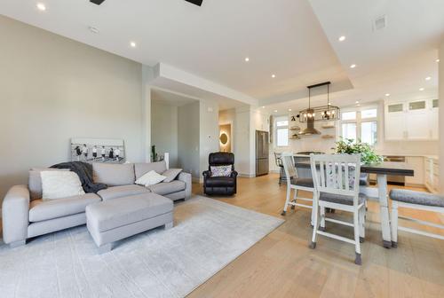 101-222 Lee Avenue, Penticton, BC - Indoor Photo Showing Living Room