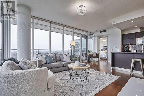 #2105 -88 Park Lawn Rd, Toronto, ON - Indoor Photo Showing Living Room