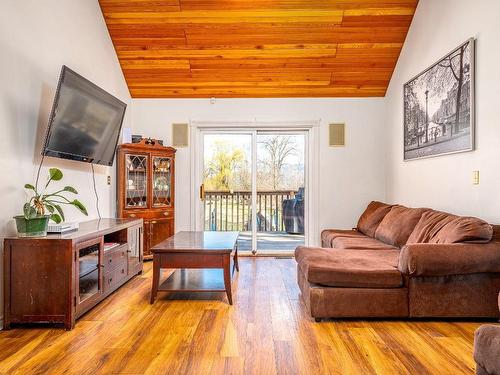 3312 6 Highway, Lumby, BC - Indoor Photo Showing Living Room