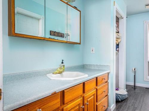 3312 6 Highway, Lumby, BC - Indoor Photo Showing Bathroom