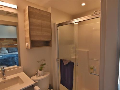 414-2555 Lakeshore Road, Vernon, BC - Indoor Photo Showing Bathroom