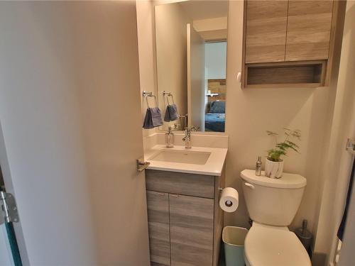 414-2555 Lakeshore Road, Vernon, BC - Indoor Photo Showing Bathroom