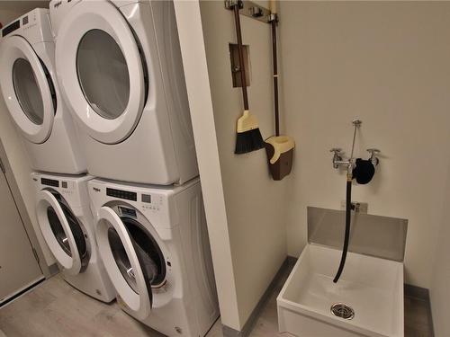 414-2555 Lakeshore Road, Vernon, BC - Indoor Photo Showing Laundry Room