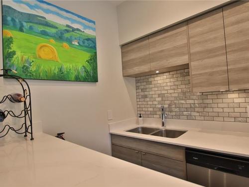 414-2555 Lakeshore Road, Vernon, BC - Indoor Photo Showing Kitchen With Double Sink