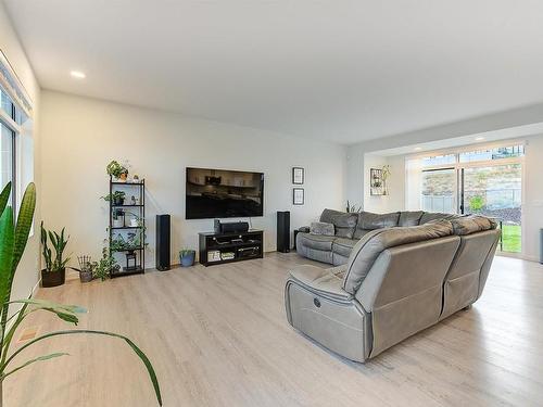 3704 Morningside Drive, West Kelowna, BC - Indoor Photo Showing Living Room