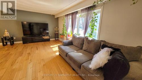 568 Canewood Crescent, Waterloo, ON - Indoor Photo Showing Living Room