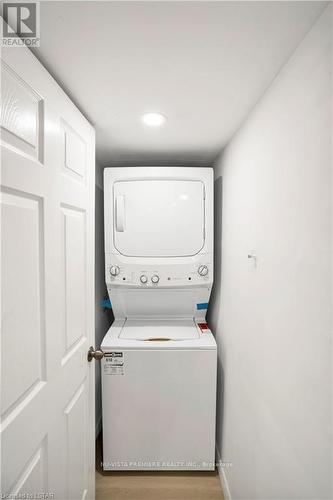 1552 Sandridge Ave, London, ON - Indoor Photo Showing Laundry Room