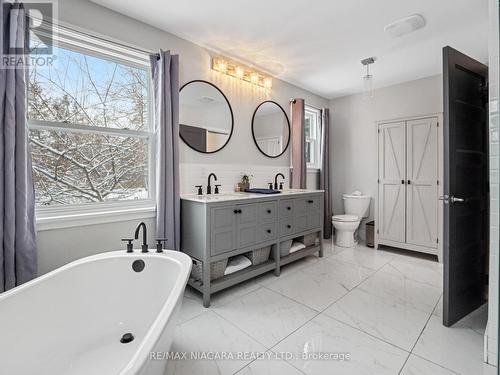 1373 Orchard Ave, Fort Erie, ON - Indoor Photo Showing Bathroom