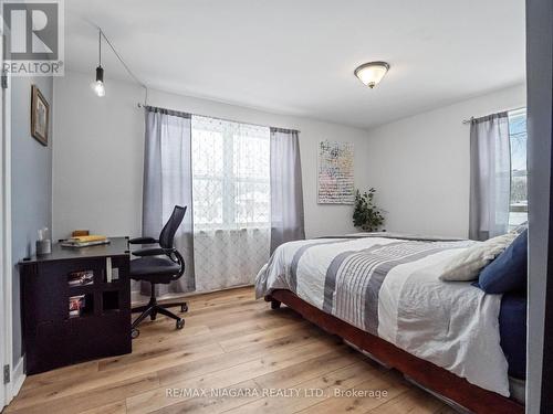 1373 Orchard Ave, Fort Erie, ON - Indoor Photo Showing Bedroom