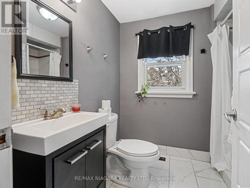 1373 Orchard Ave, Fort Erie, ON - Indoor Photo Showing Bathroom