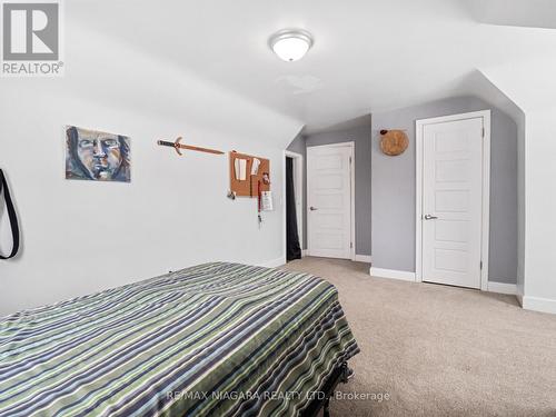 1373 Orchard Ave, Fort Erie, ON - Indoor Photo Showing Bedroom