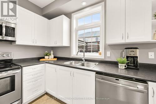 8 Bousfield Crt, Hamilton, ON - Indoor Photo Showing Kitchen With Double Sink
