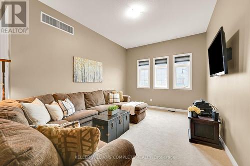 8 Bousfield Crt, Hamilton, ON - Indoor Photo Showing Living Room
