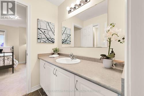 8 Bousfield Crt, Hamilton, ON - Indoor Photo Showing Bathroom