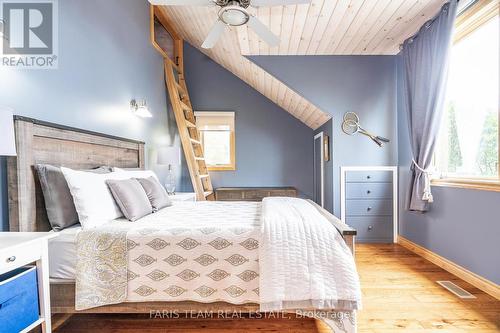 220 Kamenni Bay Rd, Georgian Bay, ON - Indoor Photo Showing Bedroom