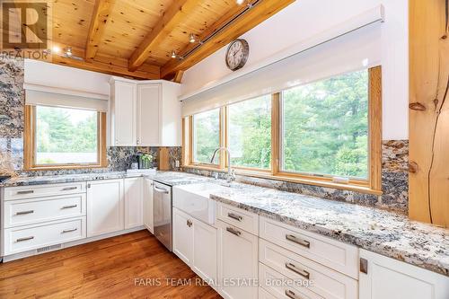 220 Kamenni Bay Rd, Georgian Bay, ON - Indoor Photo Showing Kitchen With Upgraded Kitchen