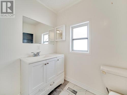 33 Albert St S, Orillia, ON - Indoor Photo Showing Bathroom