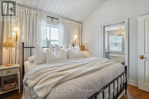 944 Lake Drive E, Georgina, ON - Indoor Photo Showing Bedroom