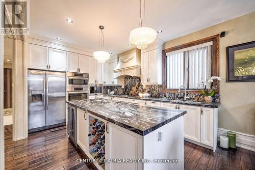 21 Newbridge Ave, Richmond Hill, ON - Indoor Photo Showing Kitchen With Upgraded Kitchen