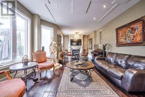 21 Newbridge Ave, Richmond Hill, ON - Indoor Photo Showing Living Room