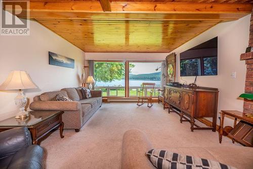 419 Devlin Lane, Laurentian Hills, ON - Indoor Photo Showing Living Room