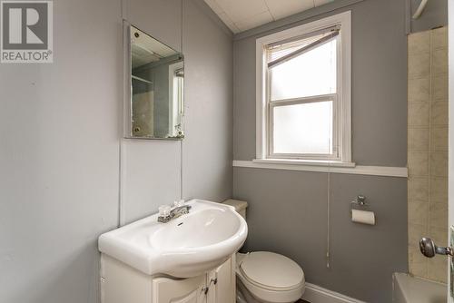 1633 10Th Avenue, Prince George, BC - Indoor Photo Showing Bathroom