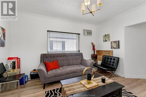 445 Bridge Avenue, Windsor, ON - Indoor Photo Showing Living Room
