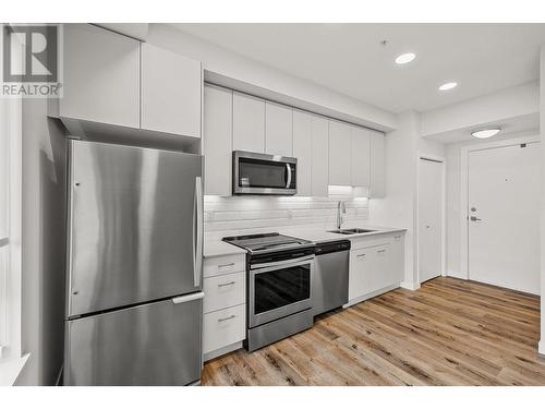 722 Valley Road Unit# 408, Kelowna, BC - Indoor Photo Showing Kitchen With Upgraded Kitchen