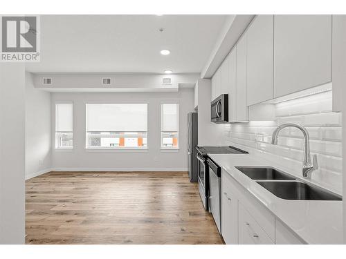 722 Valley Road Unit# 408, Kelowna, BC - Indoor Photo Showing Kitchen With Double Sink With Upgraded Kitchen