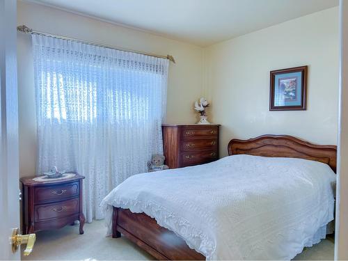 224 Currie Street, Warfield, BC - Indoor Photo Showing Bedroom