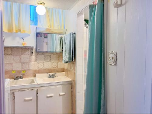 224 Currie Street, Warfield, BC - Indoor Photo Showing Bathroom