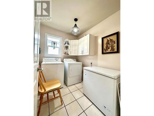 521 10Th Avenue Unit# 1, Keremeos, BC - Indoor Photo Showing Laundry Room
