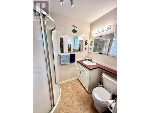 521 10Th Avenue Unit# 1, Keremeos, BC - Indoor Photo Showing Bathroom