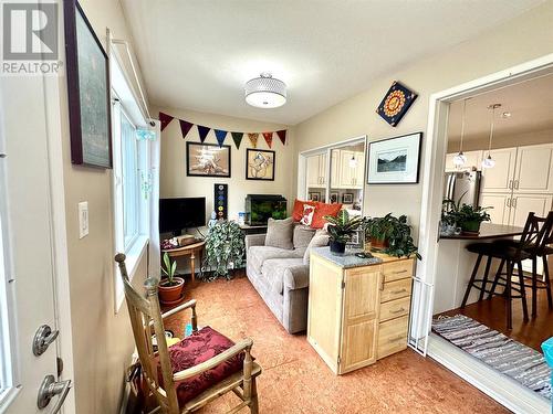 521 10Th Avenue Unit# 1, Keremeos, BC - Indoor Photo Showing Living Room