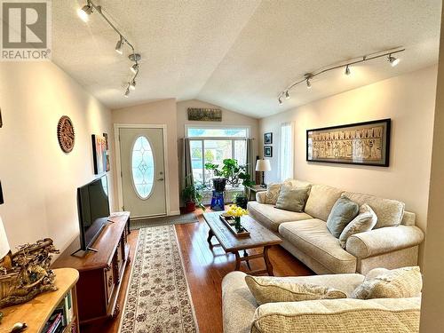 521 10Th Avenue Unit# 1, Keremeos, BC - Indoor Photo Showing Living Room