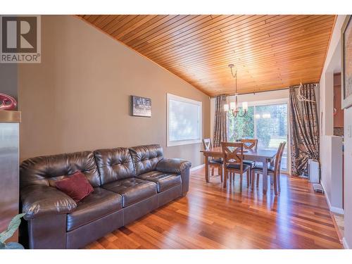 7125 Valleyview Drive, Prince George, BC - Indoor Photo Showing Living Room