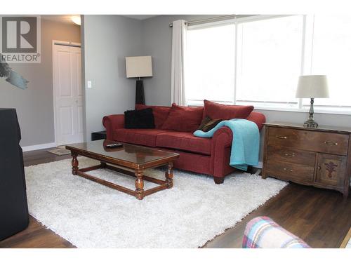 613 Centennial Drive, Mackenzie, BC - Indoor Photo Showing Living Room