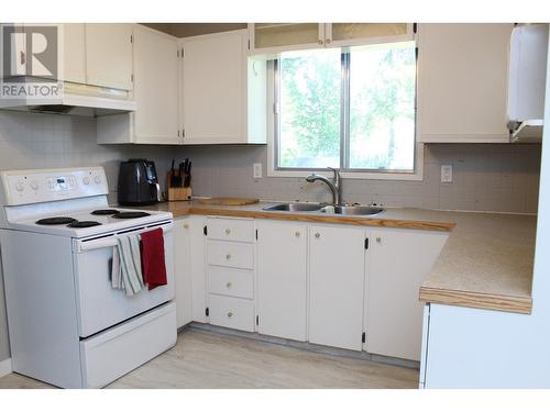 613 Centennial Drive, Mackenzie, BC - Indoor Photo Showing Kitchen With Double Sink
