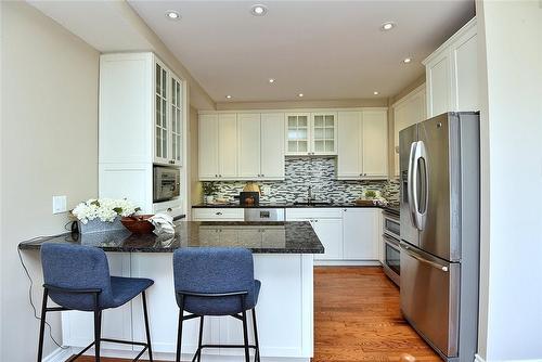 2511 Lakeshore Road W|Unit #505, Oakville, ON - Indoor Photo Showing Kitchen With Upgraded Kitchen